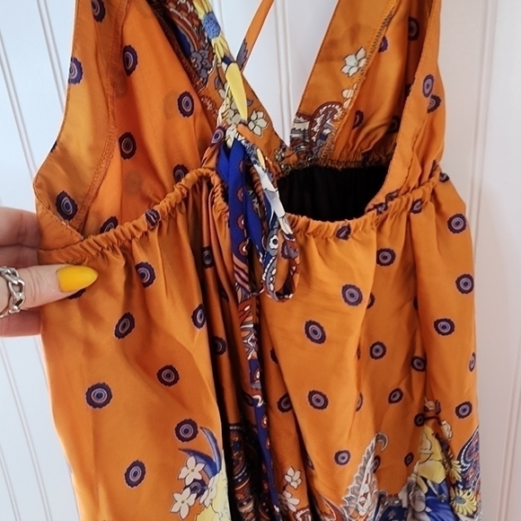 KLd-Signature backless w/thin criss cross straps on back. Deep v-neck Vibrant - Picture 4 of 14